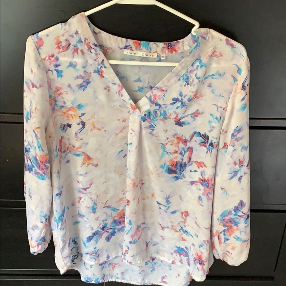 Cute blouse! Great for work or a night out!